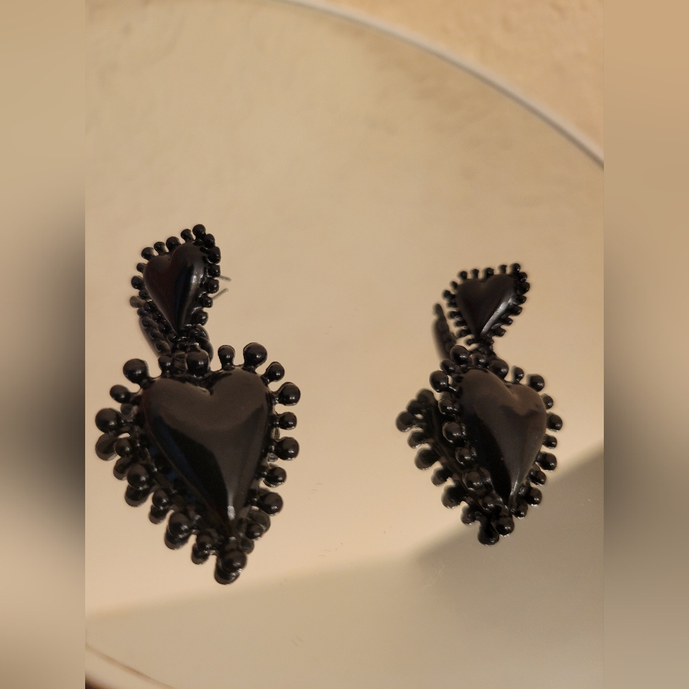 Elegant Black Heart Earrings